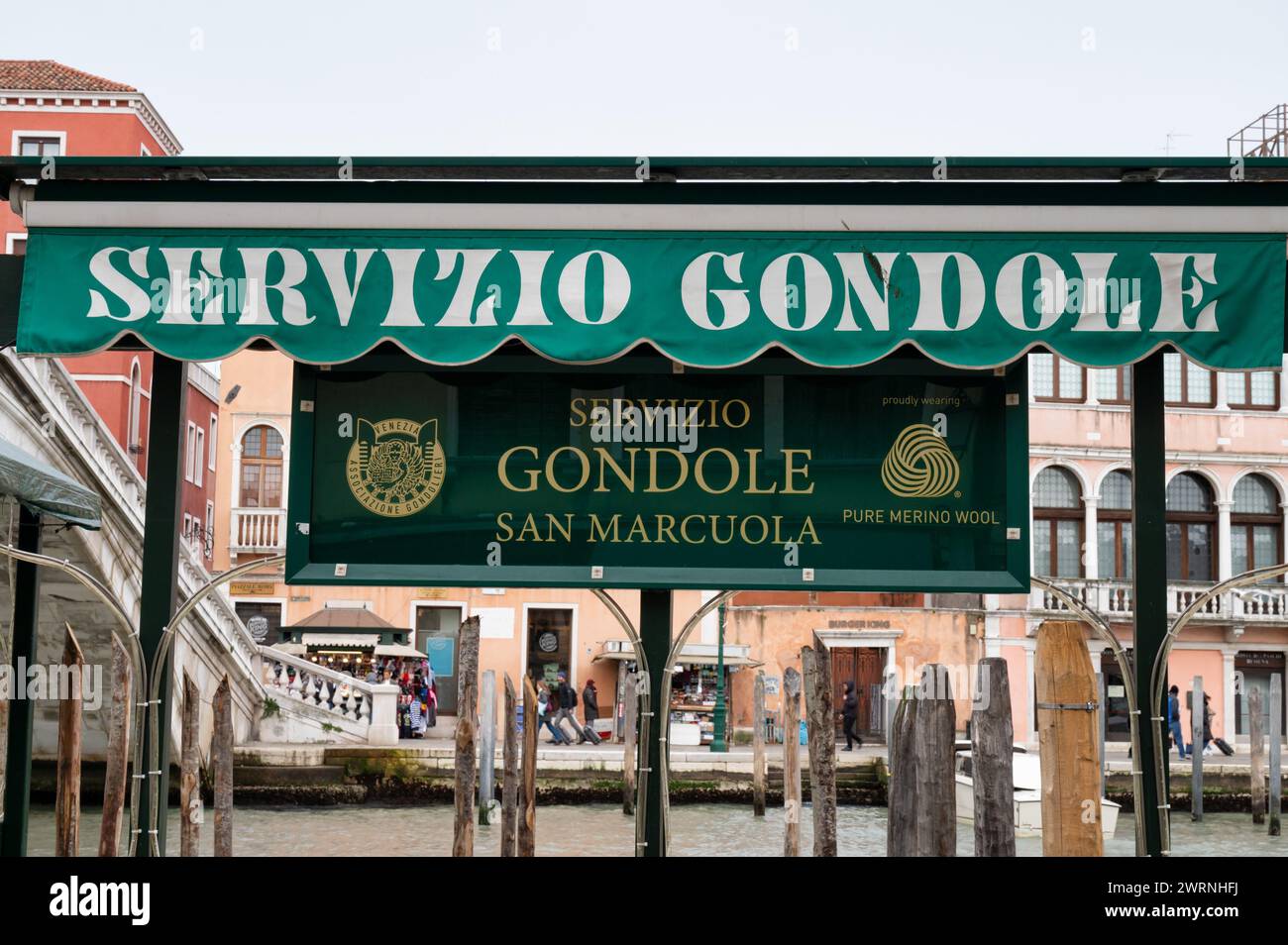 Venise, Italie- 26 février 2023 : panneau pour San Marcuola Gondola Service dans un canal à Venise Banque D'Images