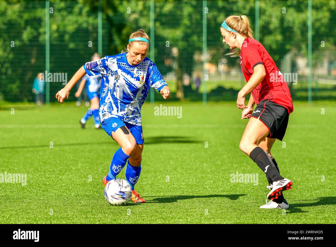 Ystrad Mynach, pays de Galles. 3 octobre 2021. Ellie Sargent de Cardiff City Ladies est attaquée lors du match de la FA Women's National League Southern premier Division entre Cardiff City Ladies et Hounslow Women au Centre of Sporting Excellence à Ystrad Mynach, au pays de Galles, au Royaume-Uni, le 3 octobre 2021. Crédit : Duncan Thomas/Majestic Media. Banque D'Images