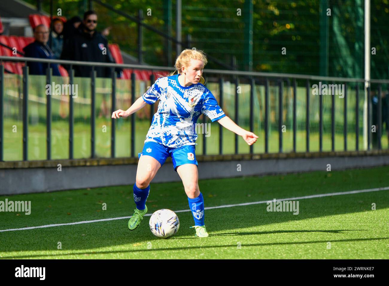 Ystrad Mynach, pays de Galles. 3 octobre 2021. Ruby Scahill de Cardiff City Ladies sur le ballon lors du match de la FA Women's National League Southern premier Division entre Cardiff City Ladies et Hounslow Women au Centre of Sporting Excellence à Ystrad Mynach, pays de Galles, Royaume-Uni le 3 octobre 2021. Crédit : Duncan Thomas/Majestic Media. Banque D'Images
