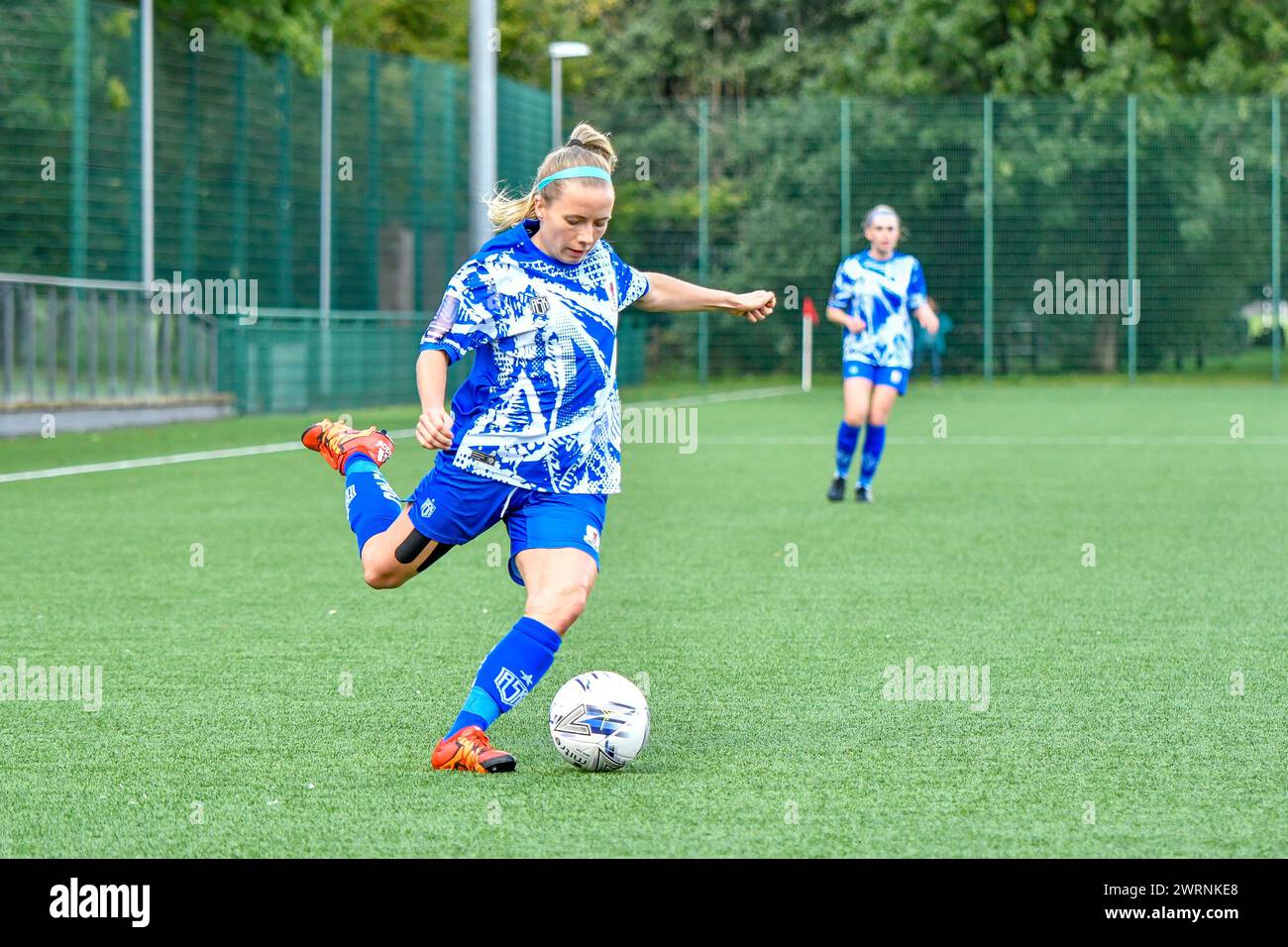 Ystrad Mynach, pays de Galles. 3 octobre 2021. Ellie Sargent de Cardiff City Ladies traverse le ballon lors du match de la FA Women's National League Southern premier Division entre Cardiff City Ladies et Hounslow Women au Centre of Sporting Excellence à Ystrad Mynach, pays de Galles, Royaume-Uni le 3 octobre 2021. Crédit : Duncan Thomas/Majestic Media. Banque D'Images