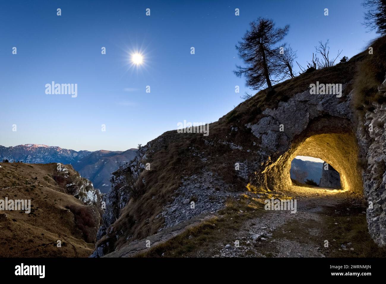 Galerie italienne de la Grande Guerre le long de la route du Corno della Paura. Brentonico, Trentin, Italie. Banque D'Images