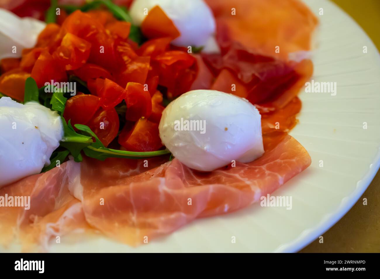 Cuisine de la région Emilie-Romagne, salade Caprese avec Prosciutto crudo, prosciutto di Parma, mozzarella et tomates, déjeuner à Parme, Italie Banque D'Images
