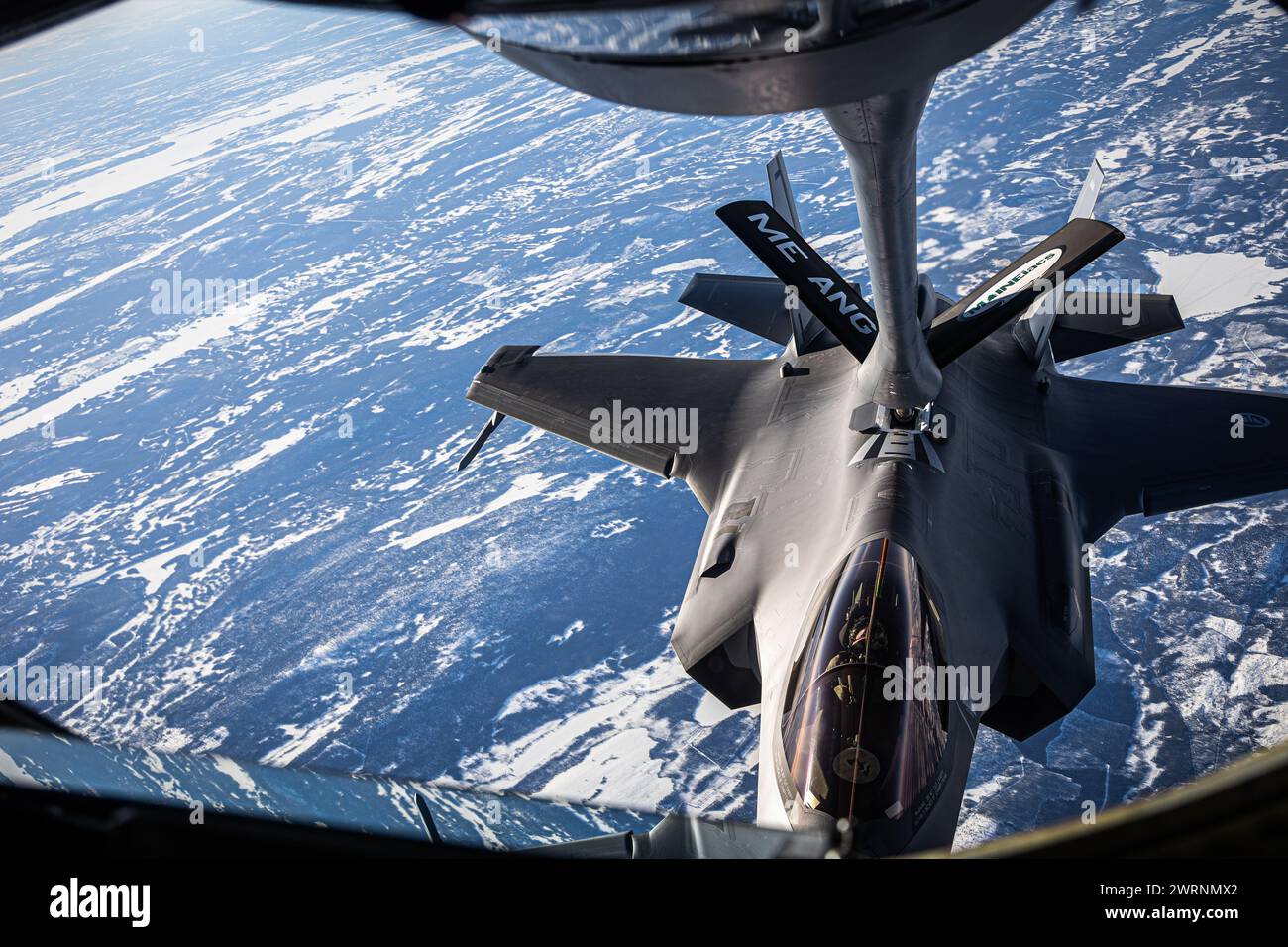 Espace aérien suédois, Suède. 11 mars 2024. Un avion de chasse furtif F-35 Lightning II de la Royal Air Force norvégienne se ravitaille d'un KC-135 Stratotanker de l'US Air Force lors de l'exercice Nordic Response 24, le 11 mars 2024 au-dessus de la Suède. Nordic Response est un exercice multinational annuel dirigé par la Norvège. Crédit : MSGT. Andrew Sinclair/U.S. Air Force/Alamy Live News Credit : MSGT. Andrew Sinclair/U.S. Air Force/Alamy Live News Banque D'Images