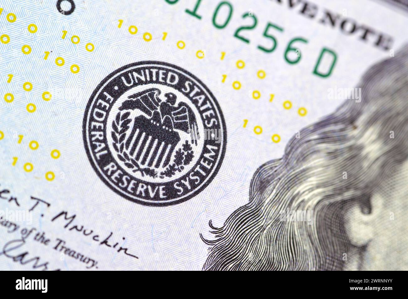 Un gros plan de l'avers d'un billet de cent dollars américains de 100 USD montre Benjamin Franklin sur l'avers et Independence Hall sur le revers Banque D'Images