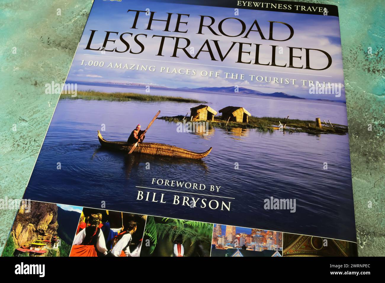 Viersen, Allemagne - 1er mars. 2024 : la couverture du livre Road Less Travelling sur les destinations touristiques hors des sentiers battus moins connues Banque D'Images