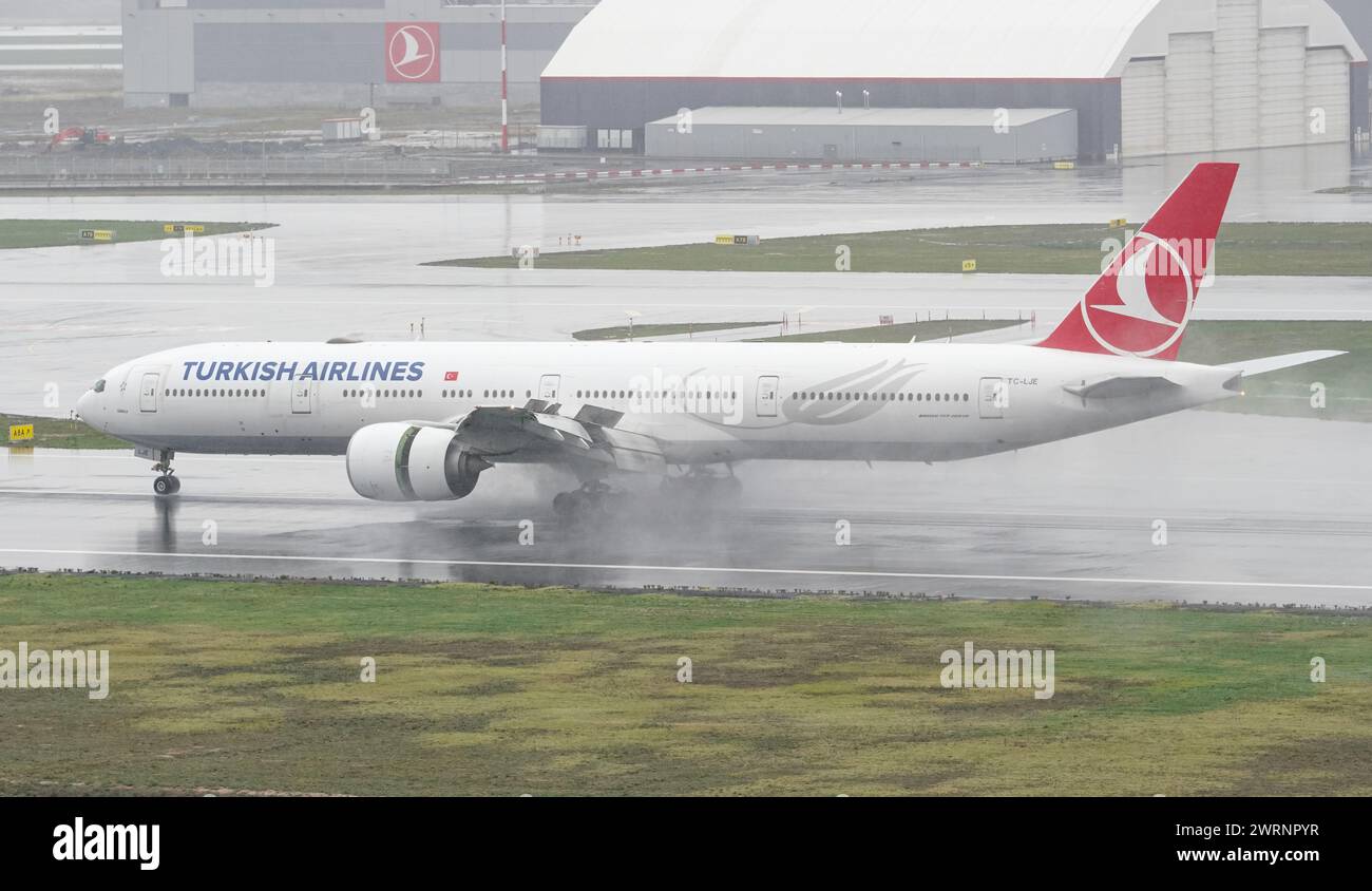 ISTANBUL, TURKIYE - 15 OCTOBRE 2022 : Turkish Airlines Boeing 777-3F2ER (44126) atterrissant à l'aéroport international d'Istanbul Banque D'Images