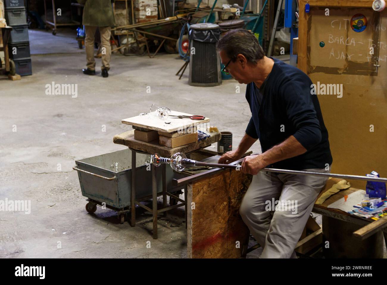 Île de Murano, Italie - 6 octobre 2019 : production manuelle de verre de Murano à l'usine de soufflage de verre. Verrerie travaillant avec une pièce de verre fondu Banque D'Images