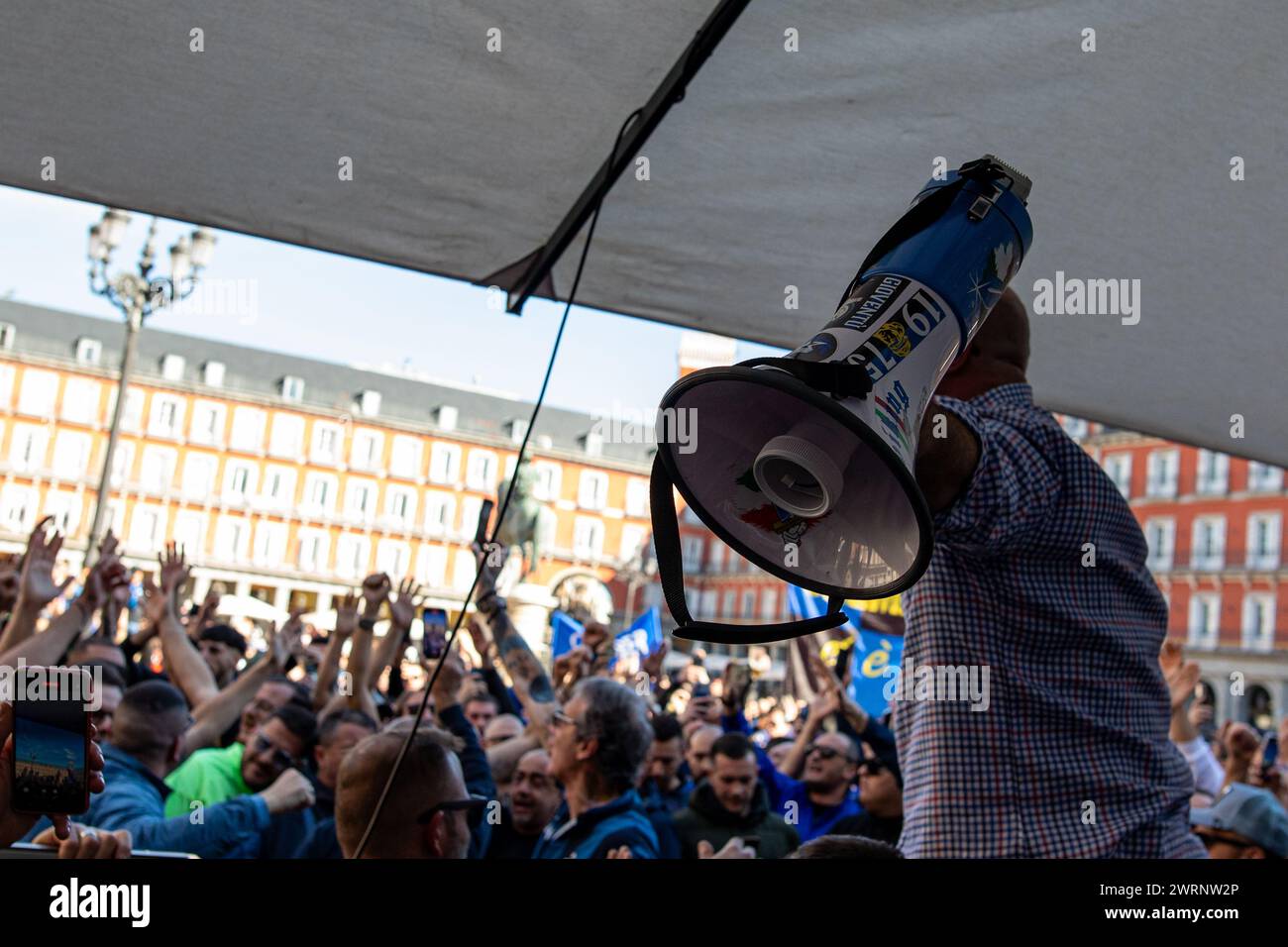 Madrid, Espagne. 13 mars 2024. Un fan de l'Inter Milan encourage les adeptes du club italien avec un mégaphone sur la place principale de Madrid. Un grand nombre de supporters de l’Inter Milan se sont rassemblés sur la Plaza Mayor de Madrid avant le match que l’équipe italienne jouera ce soir contre l’Atlético de Madrid au stade métropolitain pour la manche 16 de l’UEFA Champions League. Crédit : SOPA images Limited/Alamy Live News Banque D'Images