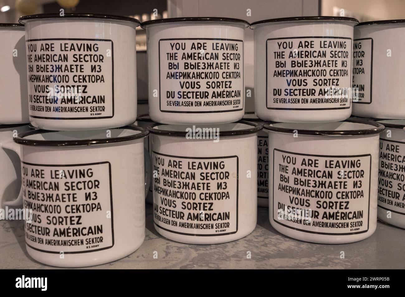 Tasses souvenir « vous quittez le secteur américain » dans la boutique du Checkpoint Charlie Museum à Berlin, en Allemagne. Banque D'Images