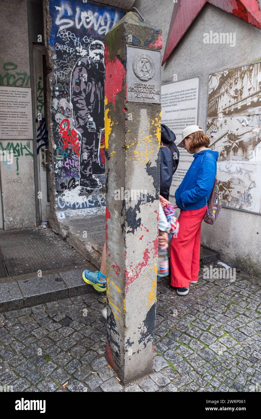 Un poste frontière de la Deutsche Demokratische Republik et une section du mur de Berlin original situés près du Checkpoint Charlie à Berlin, en Allemagne. Banque D'Images