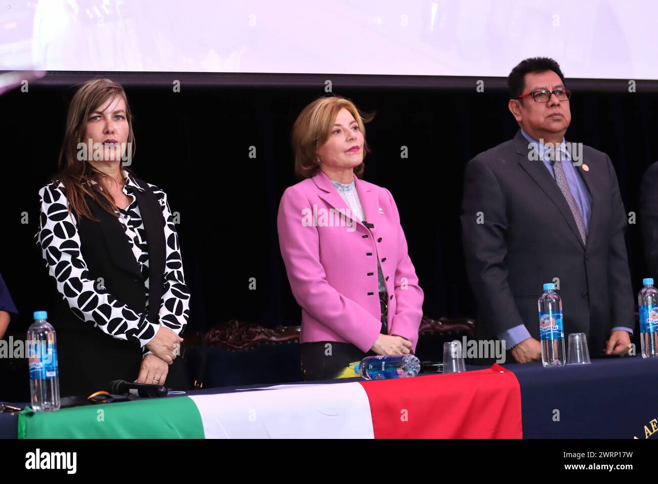 UIO-RECONOCIMIENTO-AZIN-NOBOA Quito, 13 de marzo de 2024. La Nueva Generacion de los Derechos Humanos NGDH por medio de la Universidad Empresarial de MÃ xico otorga la distingucion Doctor Honoris causa a la Dra. Annabela Azin. Igualmente, la empresaria Isabel Noboa recibe la Medalla de las AmÃ ricas. API / HAMILTON LOPEZ Quito Pichincha Ecuador soi-UIO-RECONOCIMIENTO-AZIN-NOBOA-683f9ebc20bf5352b3c09c545487b2d7 *** la nouvelle génération des droits de l'homme NGDH par l'intermédiaire de l'Universidad Empresarial de MÃ xico décerne la distinction Docteur Honoris causa à la femme Annabela Azin Igualmente, la femme d'affaires Banque D'Images