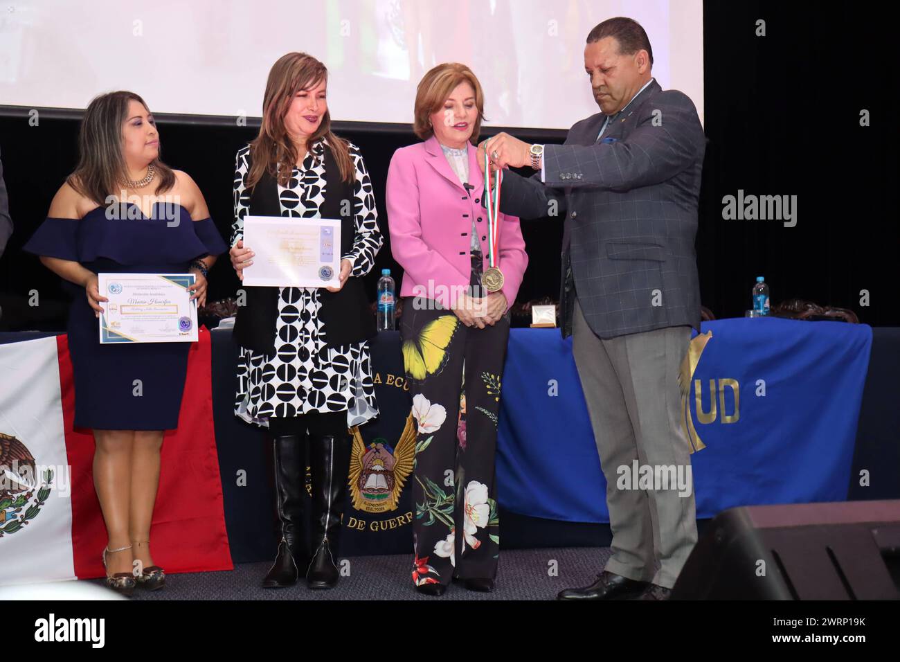UIO-RECONOCIMIENTO-AZIN-NOBOA Quito, 13 de marzo de 2024. La Nueva Generacion de los Derechos Humanos NGDH por medio de la Universidad Empresarial de MÃ xico otorga la distingucion Doctor Honoris causa a la Dra. Annabela Azin. Igualmente, la empresaria Isabel Noboa recibe la Medalla de las AmÃ ricas. API / HAMILTON LOPEZ Quito Pichincha Ecuador soi-UIO-RECONOCIMIENTO-AZIN-NOBOA-eec6f620d025cb08ed931266a8cc92b3 *** la nouvelle génération des droits de l'homme NGDH par l'intermédiaire de l'Universidad Empresarial de MÃ xico décerne la distinction Doctor Honoris causa à Annabela Azin Igualmente, la femme d'affaires Banque D'Images