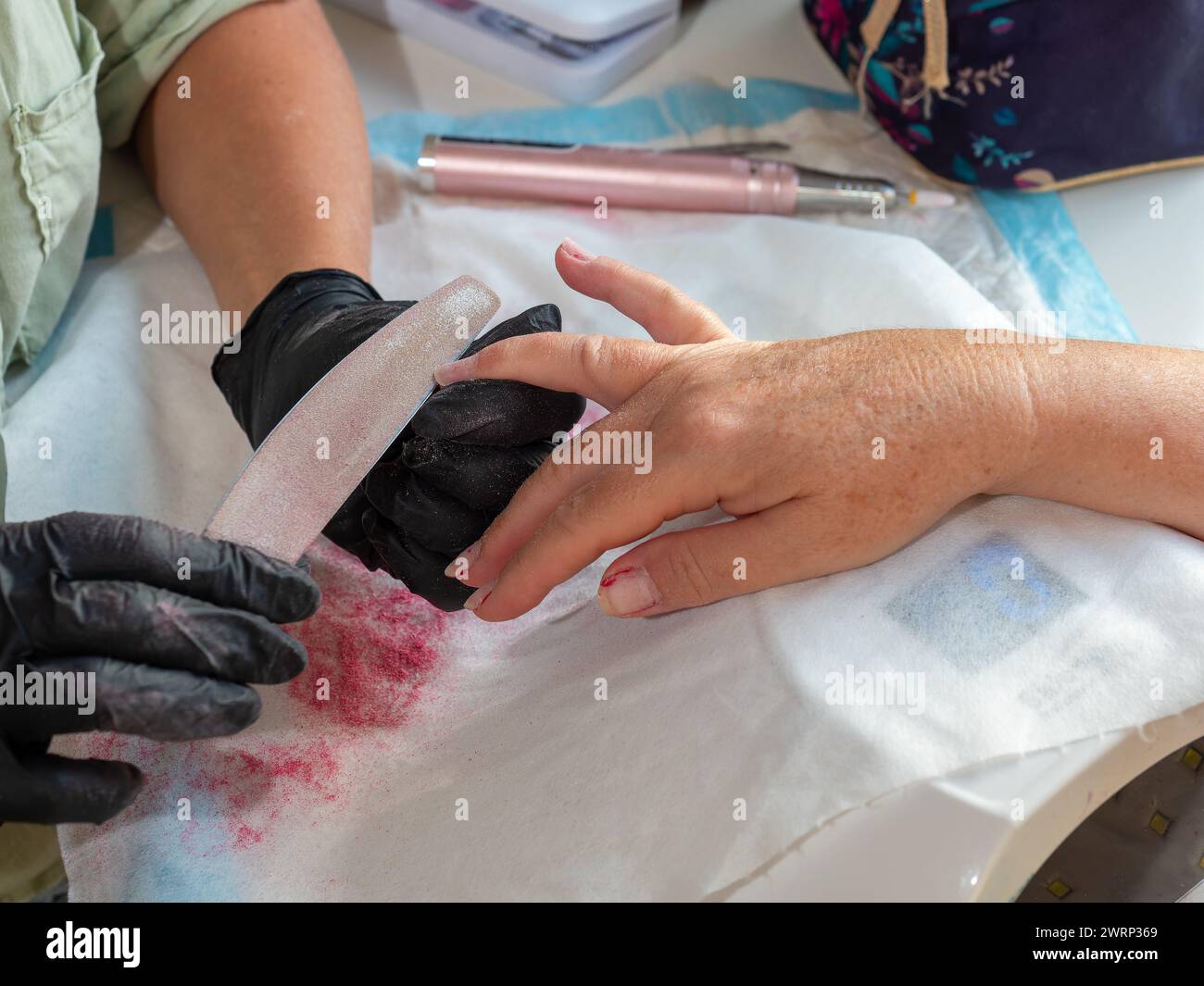 Manucure femme à l'aide de lime après avoir enlevé le vieux vernis pour la peinture permanente des ongles Banque D'Images