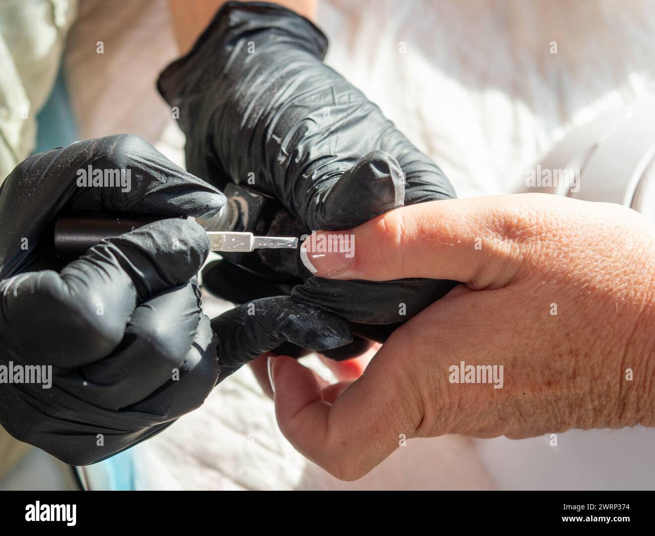 Femme faisant la manucure appliquant le vernis français pour la peinture permanente des ongles Banque D'Images