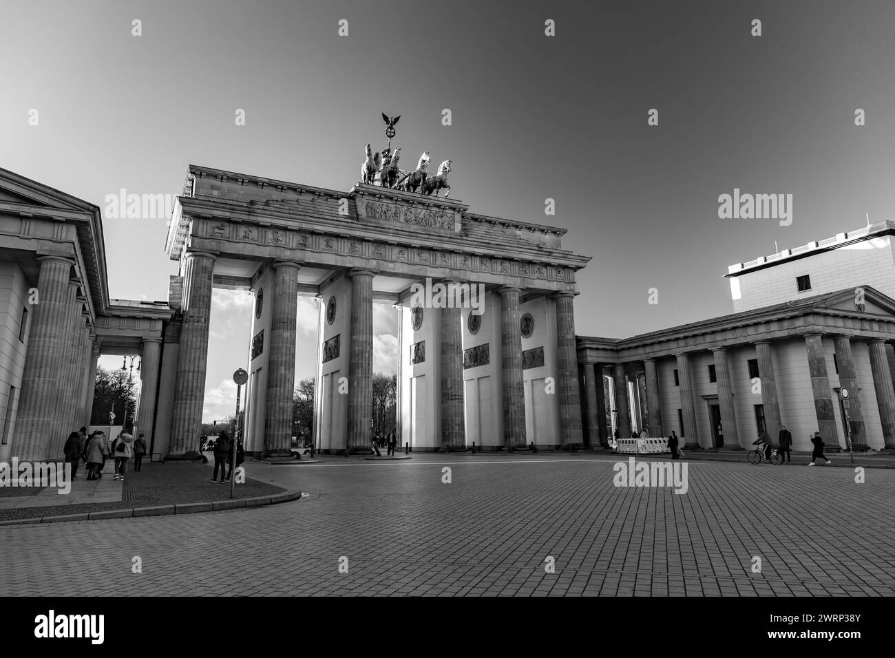 Berlin, Allemagne - 16 décembre 2021 : le célèbre monument de la porte de Brandebourg ou Brandenburger Tor à Berlin, la capitale allemande. Banque D'Images