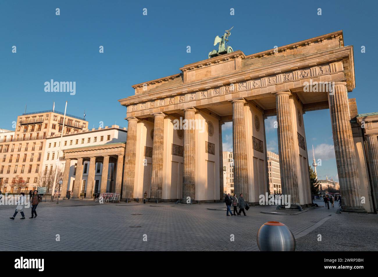Berlin, Allemagne - 16 décembre 2021 : le célèbre monument de la porte de Brandebourg ou Brandenburger Tor à Berlin, la capitale allemande. Banque D'Images