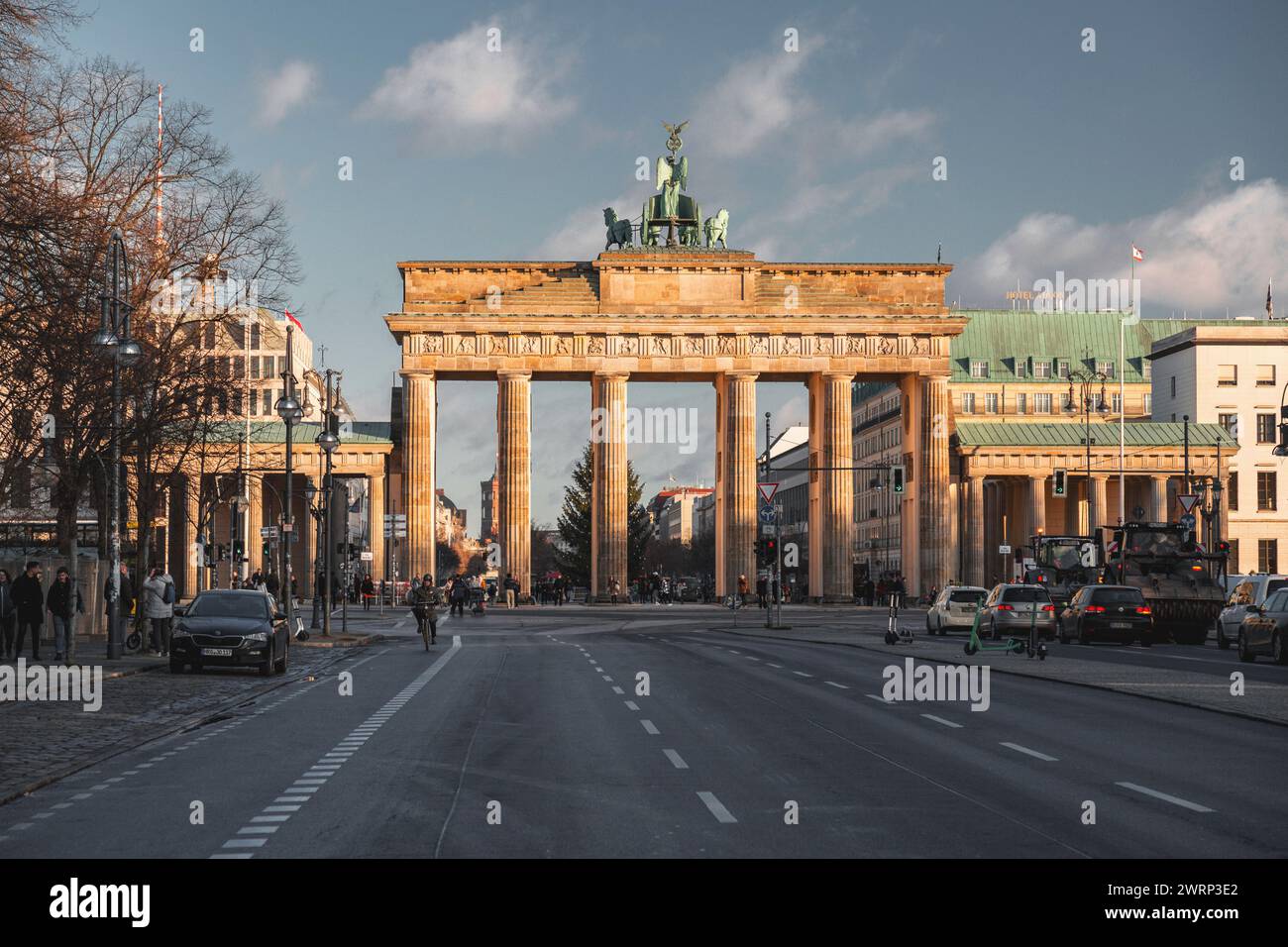 Berlin, Allemagne - 16 décembre 2021 : le célèbre monument de la porte de Brandebourg ou Brandenburger Tor à Berlin, la capitale allemande. Banque D'Images