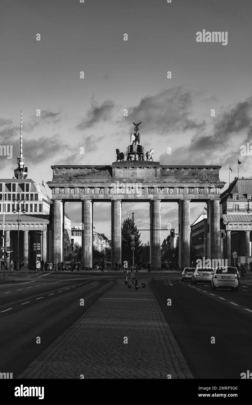 Berlin, Allemagne - 16 décembre 2021 : le célèbre monument de la porte de Brandebourg ou Brandenburger Tor à Berlin, la capitale allemande. Banque D'Images