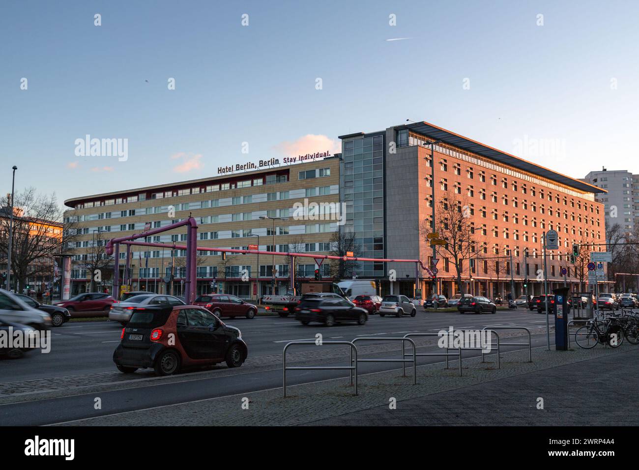 Berlin, Allemagne - 16 décembre 2021 : vue sur la rue depuis Berlin. Bâtiments résidentiels et paysage urbain dans la capitale allemande. Banque D'Images