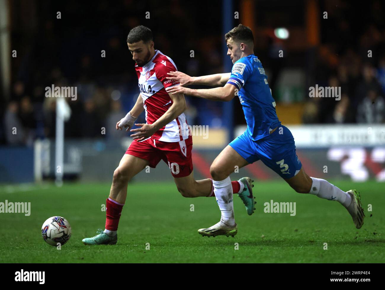 Peterborough, Royaume-Uni. 13 mars 2024. Nick Freeman (S) Harrison Burrows (pu) au Peterborough United v Stevenage EFL League One match, au Weston Homes Stadium, Peterborough, Cambridgeshire, le 13 mars 2024. Crédit : Paul Marriott/Alamy Live News Banque D'Images