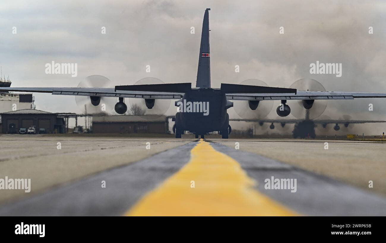 Deux avions C-130H Hercules affectés au 757th Airlift Squadron descendent la ligne de vol à Youngstown Air Reserve Station, Ohio, le 3 mars 2024. Au cours de l'Assemblée d'entraînement des unités de mars à YARS, les équipages affectés au 757th Airlift Squadron effectuent des sorties en s'assurant que les aviateurs sont à jour et prêts au combat. (Photo de l'US Air Force par le sergent d'état-major Christina Russo) Banque D'Images