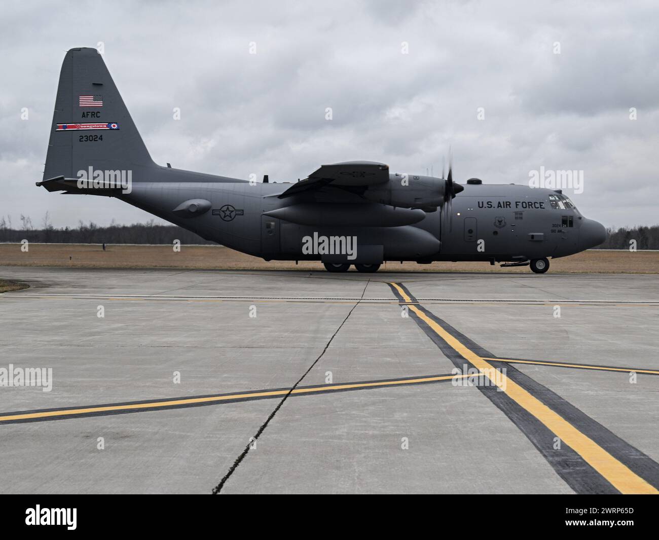 Un avion C-130H Hercules affecté au 757th Airlift Squadron prend des taxis le long de la ligne de vol à Youngstown Air Reserve Station, Ohio, le 3 mars 2024. Au cours de l'Assemblée d'entraînement des unités de mars à YARS, les équipages affectés au 757th Airlift Squadron effectuent des sorties en s'assurant que les aviateurs sont à jour et prêts au combat. (Photo de l'US Air Force par le sergent d'état-major Christina Russo) Banque D'Images