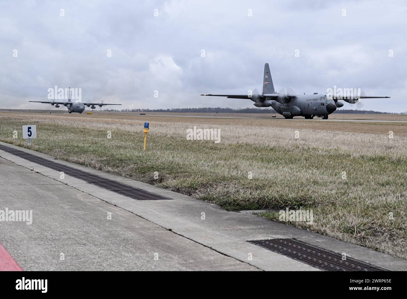 Deux avions C-130H Hercules affectés au 757th Airlift Squadron descendent la ligne de vol à Youngstown Air Reserve Station, Ohio, le 3 mars 2024. Au cours de l'Assemblée d'entraînement des unités de mars à YARS, les équipages affectés au 757th Airlift Squadron effectuent des sorties en s'assurant que les aviateurs sont à jour et prêts au combat. (Photo de l'US Air Force par le sergent d'état-major Christina Russo) Banque D'Images