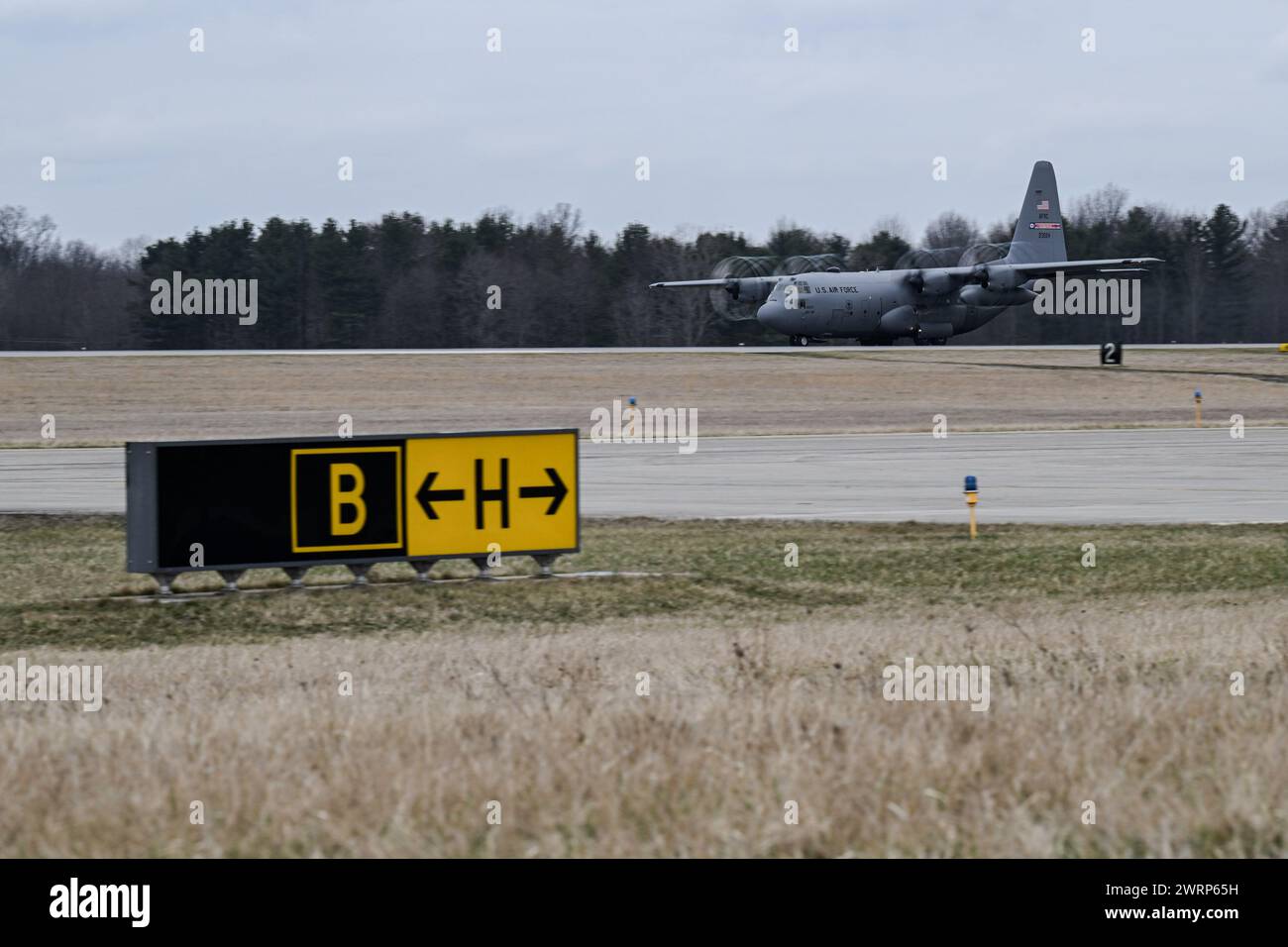 Un avion C-130H Hercules affecté au 757th Airlift Squadron prend des taxis le long de la ligne de vol à Youngstown Air Reserve Station, Ohio, le 3 mars 2024. Au cours de l'Assemblée d'entraînement des unités de mars à YARS, les équipages affectés au 757th Airlift Squadron effectuent des sorties en s'assurant que les aviateurs sont à jour et prêts au combat. (Photo de l'US Air Force par le sergent d'état-major Christina Russo) Banque D'Images