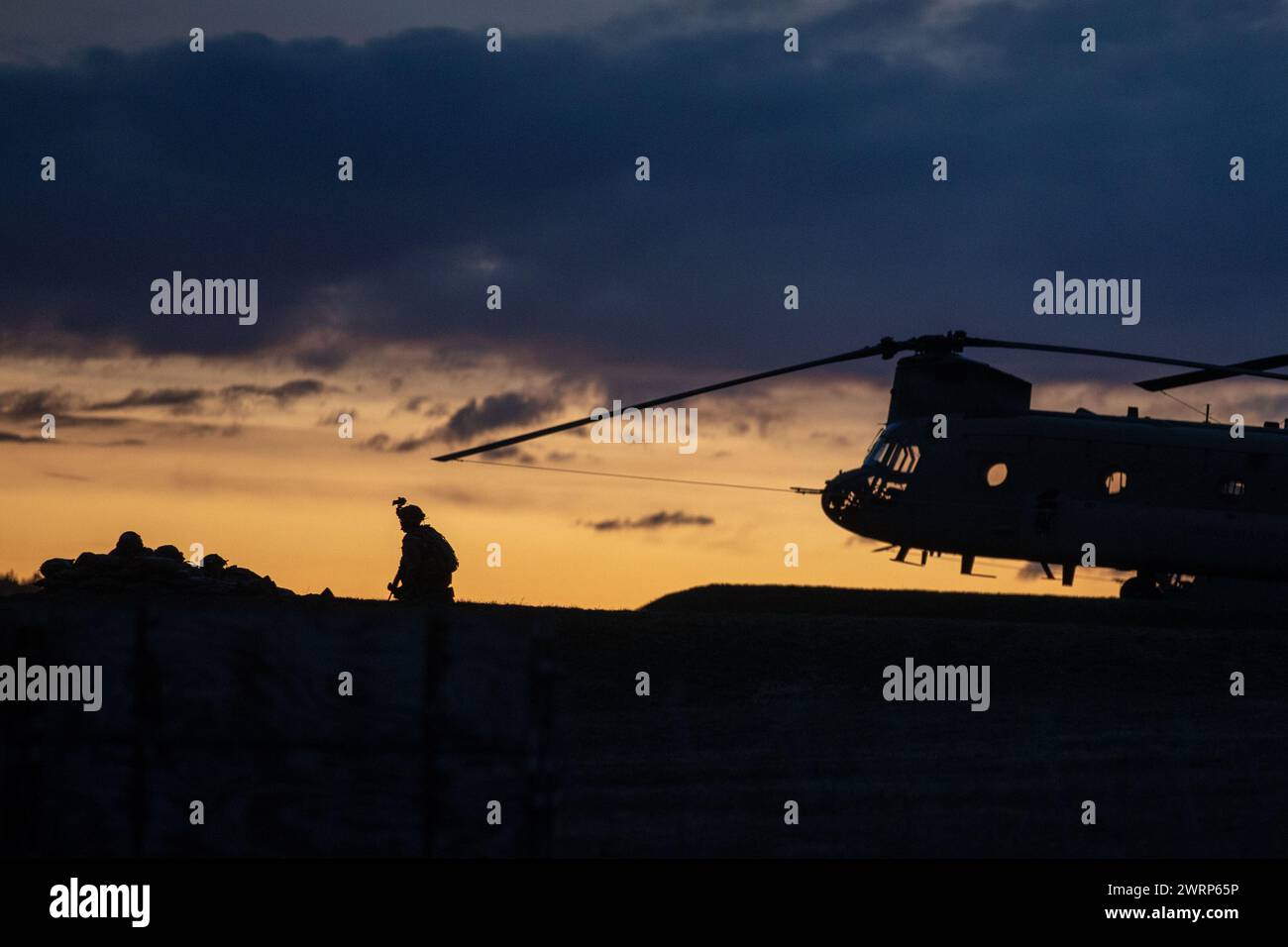 Les soldats de l'armée américaine affectés à la 1st combat Aviation Brigade ont installé des fortifications et sécurisé le périmètre autour d'un Chinook UH-47 à la suite d'un exercice de tir indirect dans le cadre de l'Allied Spirit 24 le 11 mars 2024 près de Hohenfels, en Allemagne. Allied Spirit 24 est un exercice de l'armée américaine conçu pour préparer les initiatives de dissuasion des Alliés et des partenaires de l'OTAN par le biais d'une gamme d'activités militaires conjointes et multinationales au Centre de préparation multinationale mixte près de Hohenfels, en Allemagne. Dans le cadre de l'exercice global à grande échelle 2024 du Département de la Défense des États-Unis, Allied Spirit prépare multinational pour Banque D'Images