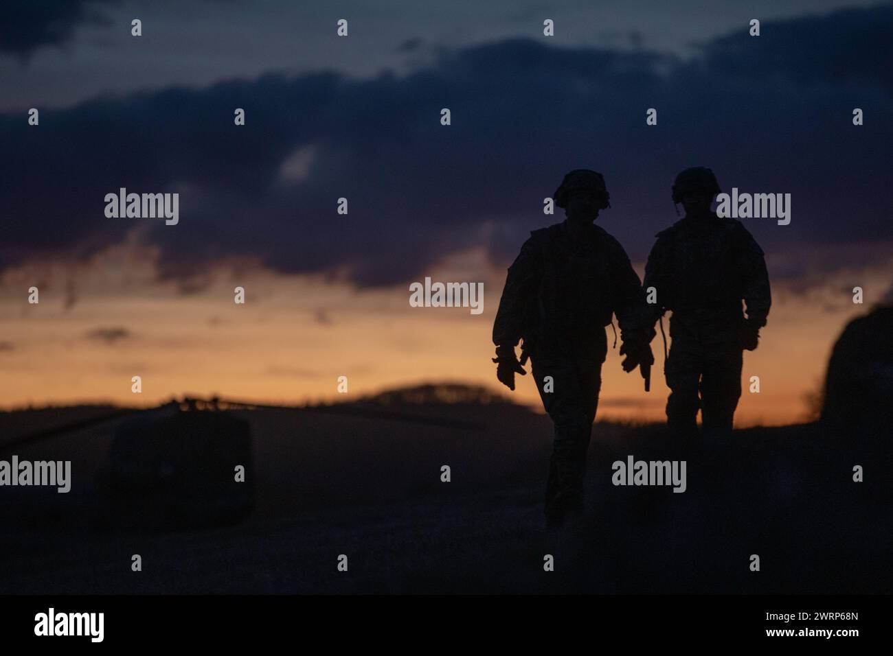 Les entraîneurs observateurs et les formateurs soutenant la 1re brigade de l'aviation de combat traversent la zone d'opérations tout en soutenant et conseillant les soldats pendant Allied Spirit 24, le 11 mars 2024. Allied Spirit 24 est un exercice de l'armée américaine conçu pour préparer les initiatives de dissuasion des Alliés et des partenaires de l'OTAN par le biais d'une gamme d'activités militaires conjointes et multinationales au Centre de préparation multinationale mixte près de Hohenfels, en Allemagne. Dans le cadre de l'exercice global à grande échelle 2024 du département de la Défense des États-Unis, Allied Spirit prépare les forces multinationales à agir de concert pour relever les défis de sécurité dans l'ensemble du territoire Banque D'Images