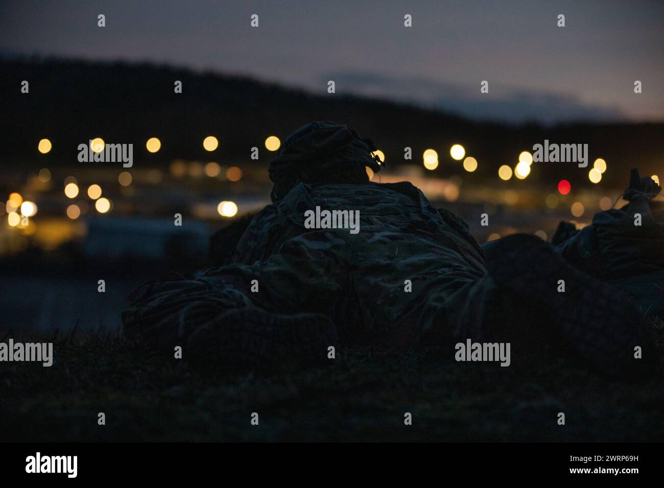 Un soldat affecté à la 1re brigade d'aviation de combat assure la sécurité sur l'aérodrome situé au joint multinational Readiness Center lors d'un exercice de pertes massives dans le cadre de l'Allied Spirit 24 près de Hohenfels, en Allemagne, le 11 mars 2024. Allied Spirit 24 est un exercice de l'armée américaine conçu pour préparer les initiatives de dissuasion des Alliés et des partenaires de l'OTAN par le biais d'une gamme d'activités militaires conjointes et multinationales au Centre de préparation multinationale mixte près de Hohenfels, en Allemagne. Dans le cadre de l'exercice global à grande échelle 2024 du Département de la Défense des États-Unis, Allied Spirit prépare la multinationale f Banque D'Images