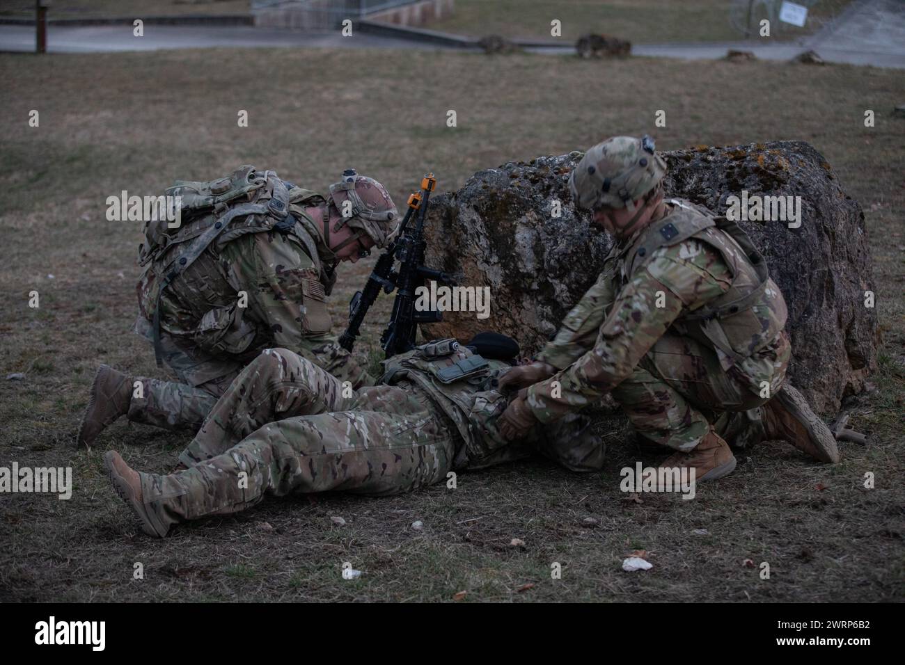 Les soldats de l'armée américaine affectés à la 1st combat Aviation Brigade pratiquent les procédures tactiques de soins des victimes de combat lors d'un exercice de grand nombre de victimes dans le cadre de l'Allied Spirit 24 près de Hohenfels, en Allemagne, le 11 mars 2024. Allied Spirit 24 est un exercice de l'armée américaine conçu pour préparer les initiatives de dissuasion des Alliés et des partenaires de l'OTAN par le biais d'une gamme d'activités militaires conjointes et multinationales au Centre de préparation multinationale mixte près de Hohenfels, en Allemagne. Dans le cadre de l'exercice global 2024 à grande échelle du département de la Défense des États-Unis, Allied Spirit prépare les forces multinationales à fonctionner comme une seule unité Banque D'Images