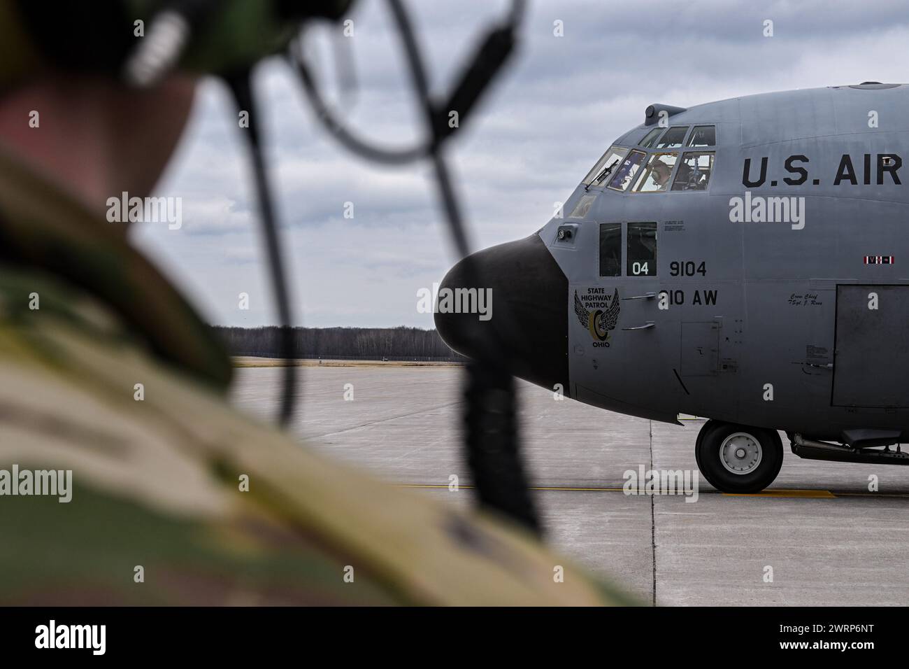 L'équipage affecté au 757th Airlift Squadron se prépare à faire rouler un avion C-130H Hercules avant le décollage à Youngstown Air Reserve Station, Ohio, le 3 mars 2024. Au cours de l'Assemblée d'entraînement des unités de mars à YARS, les équipages affectés au 757th Airlift Squadron effectuent des sorties en s'assurant que les aviateurs sont à jour et prêts au combat. (Photo de l'US Air Force par le sergent d'état-major Christina Russo) Banque D'Images