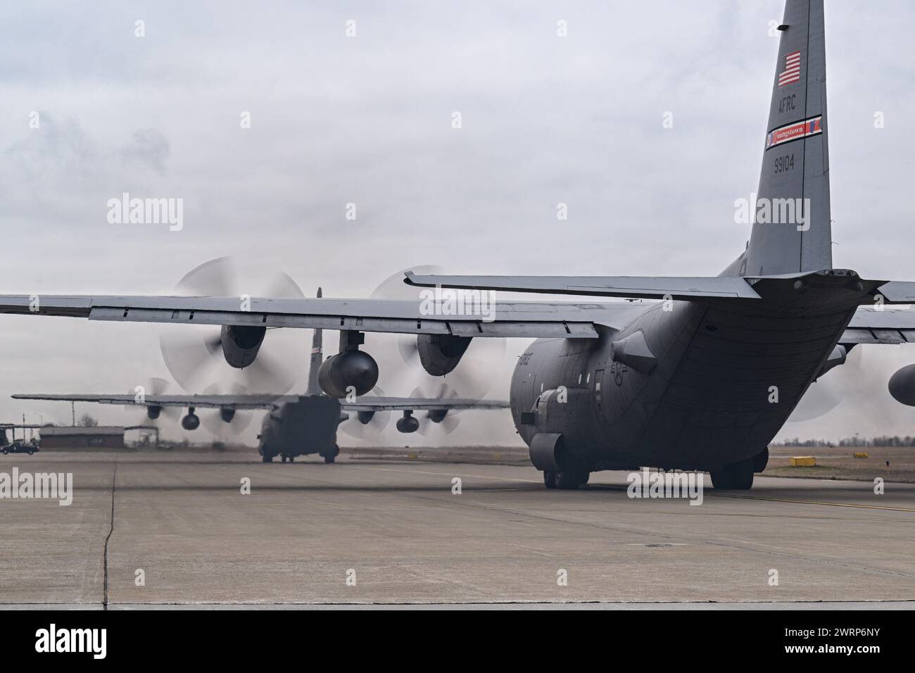 Deux avions C-130H Hercules affectés au 757th Airlift Squadron descendent la ligne de vol à Youngstown Air Reserve Station, Ohio, le 3 mars 2024. Au cours de l'Assemblée d'entraînement des unités de mars à YARS, les équipages affectés au 757th Airlift Squadron effectuent des sorties en s'assurant que les aviateurs sont à jour et prêts au combat. (Photo de l'US Air Force par le sergent d'état-major Christina Russo) Banque D'Images
