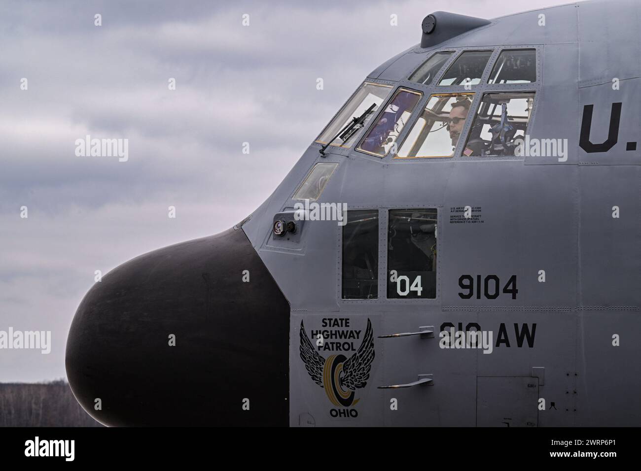 L'équipage affecté au 757th Airlift Squadron se prépare à faire rouler un avion C-130H Hercules avant le décollage à Youngstown Air Reserve Station, Ohio, le 3 mars 2024. Au cours de l'Assemblée d'entraînement des unités de mars à YARS, les équipages affectés au 757th Airlift Squadron effectuent des sorties en s'assurant que les aviateurs sont à jour et prêts au combat. (Photo de l'US Air Force par le sergent d'état-major Christina Russo) Banque D'Images