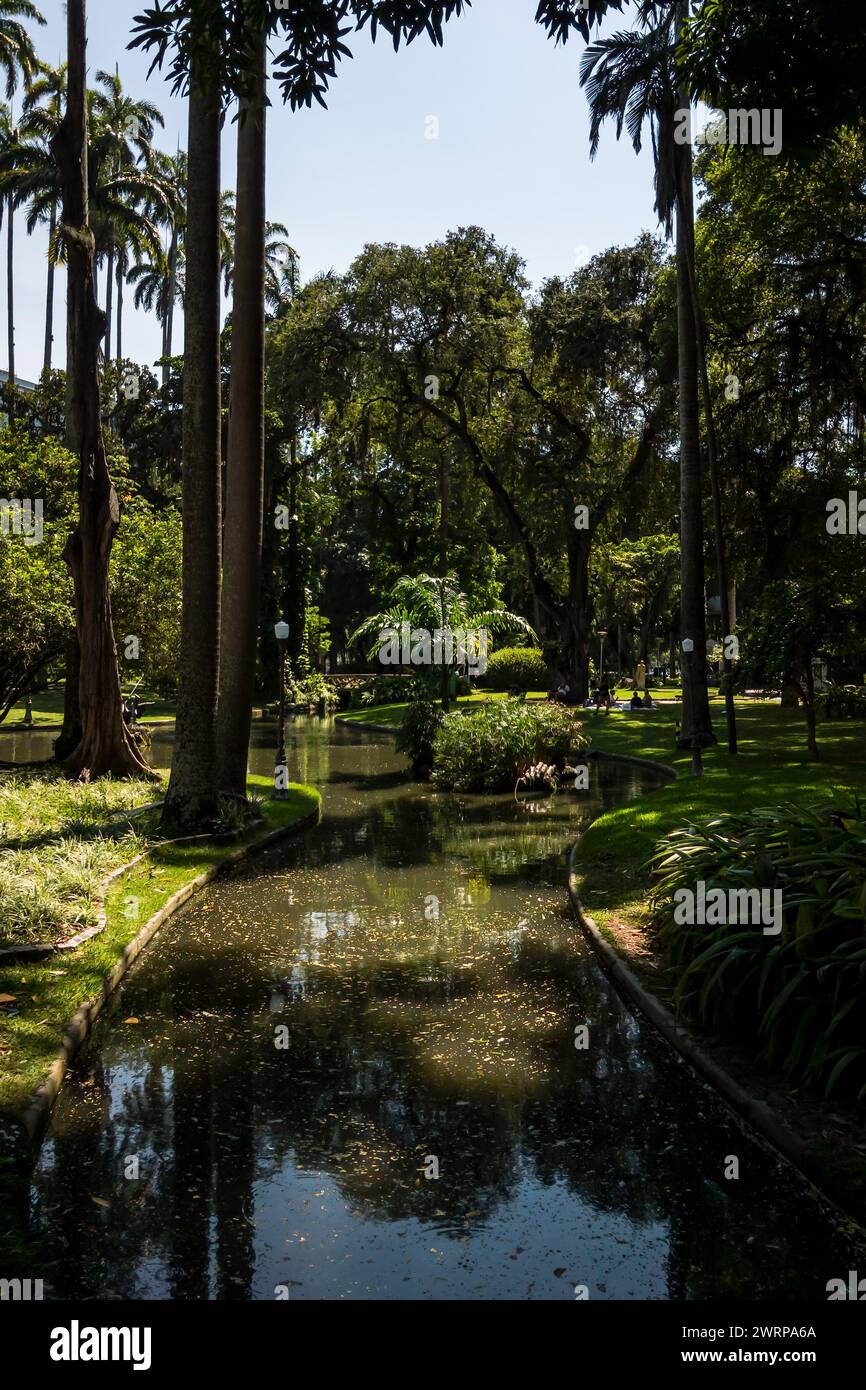 Vue partielle à l'est des jardins de végétation verte de Catete Palace à proximité de la maison principale dans le quartier de Flamengo sous le matin d'été ensoleillé ciel bleu clair. Banque D'Images