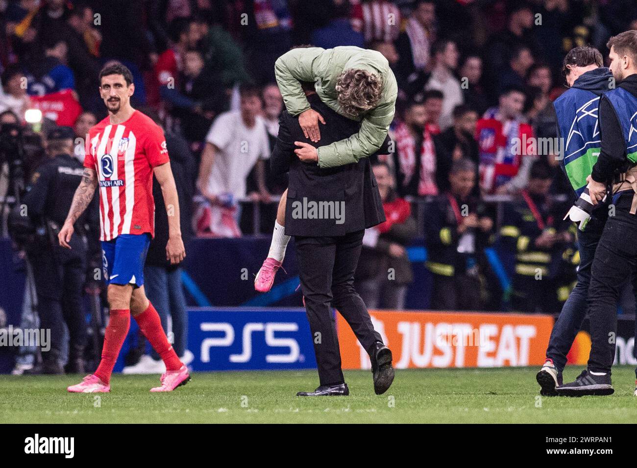 13 mars 2024 ; stade Metropolitano, Madrid, Espagne, Ligue des Champions, manche 16 Football, Atletico Madrid contre Inter Milan ; Simeone et Griezmann Banque D'Images 13 mars 2024 ; stade Metropolitano, Madrid, Espagne, Ligue des Champions, manche 16 Football, Atletico Madrid contre Inter Milan ; Simeone et Griezmann Banque D'Images