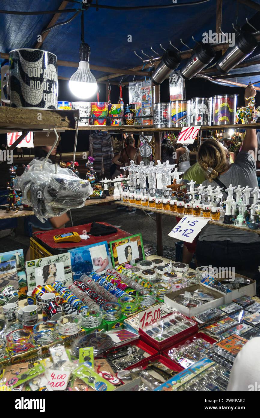 Un étal plein de souvenirs et cadeaux typiques brésiliens à vendre dans la plage de Copacabana foire du marché libre à la plage de Copacabana Posto 5 section. Banque D'Images