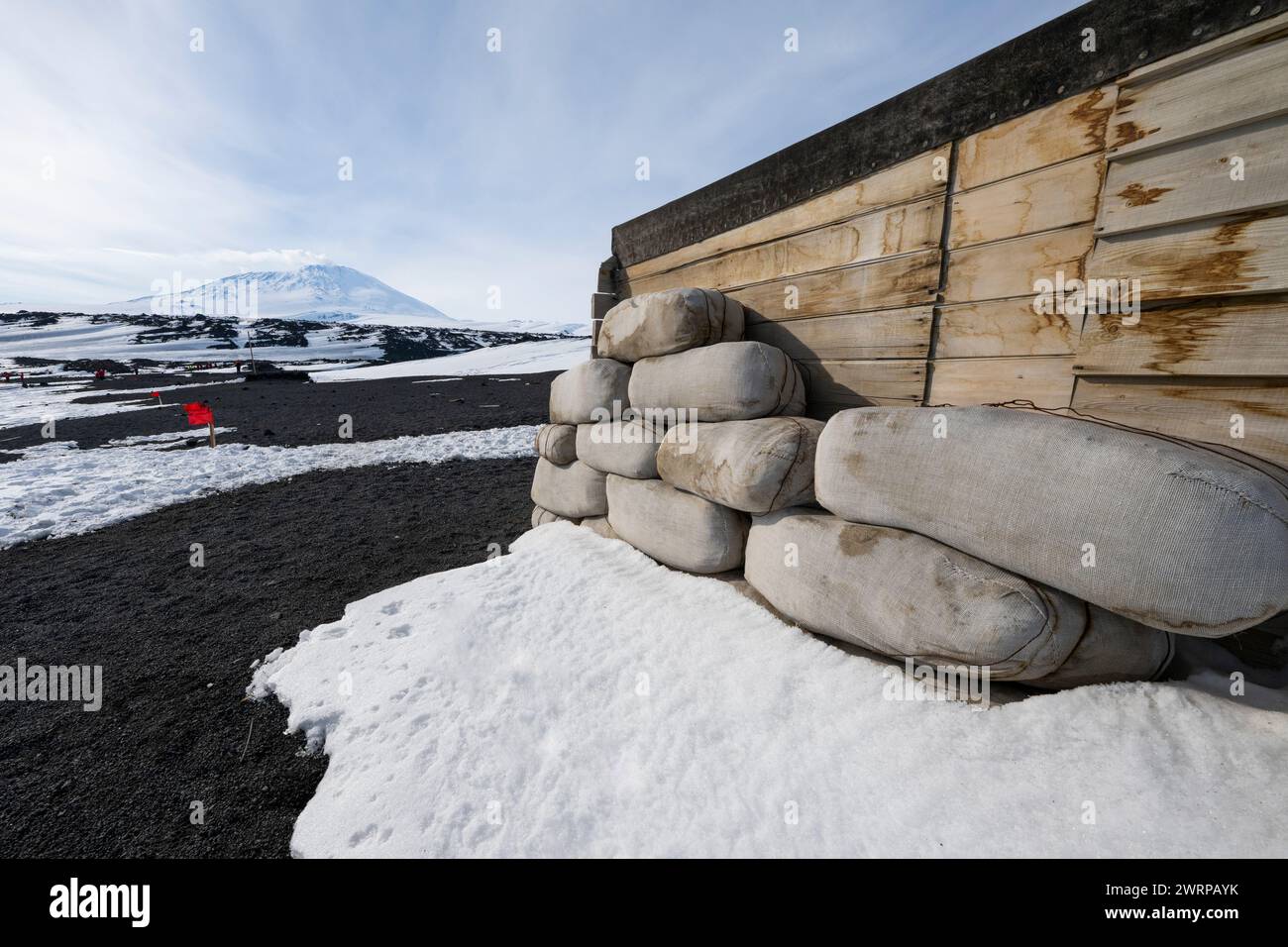 Antarctique, mer de Ross, île de Ross, Cap Evans. Scott's Hut, utilisé lors de l'expédition Terra Nova (1910-1913). Montez Erebus au loin. Banque D'Images