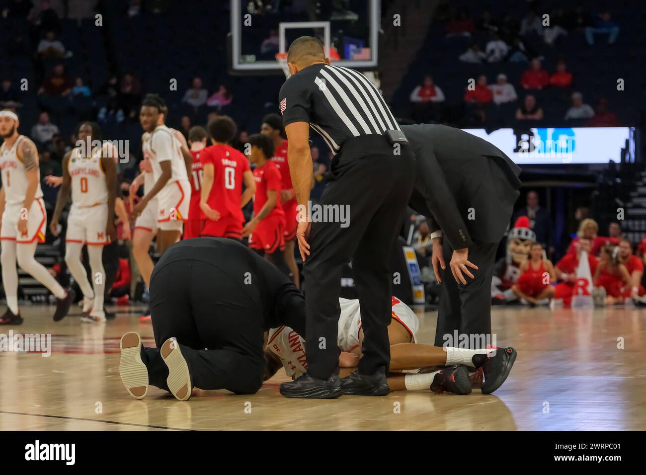 Minneapolis, Minnesota, États-Unis. 13 mars 2024. Les Rutgers Scarlet Knights gardent NOAH FERNANDES (2) (portant le numéro 55) sur le sol après un match entre le Maryland et Rutgers lors du tournoi de basket-ball masculin TIAA Big10 2024 au Target Center à Minneapolis le 13 mars 2024. (Crédit image : © Steven Garcia/ZUMA Press Wire) USAGE ÉDITORIAL SEULEMENT! Non destiné à UN USAGE commercial ! Banque D'Images