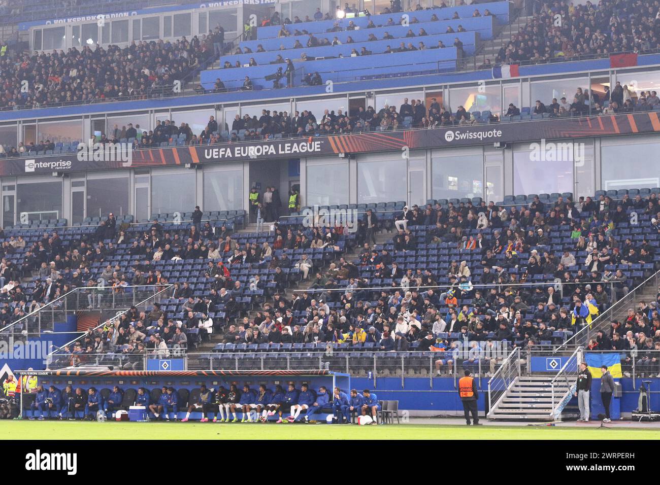 Hambourg, Allemagne - 15 février 2024 : tribunes centrales du Volksparkstadion à Hambourg lors du match de l'UEFA Europa League Shakhtar Donetsk contre Marseille Banque D'Images
