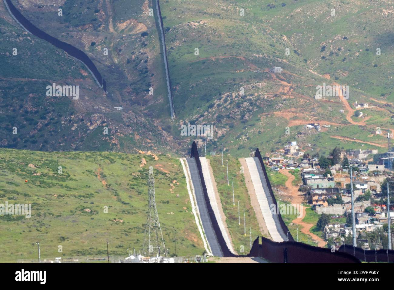 Otay Mesa, États-Unis. 12 mars 2024. Un mur frontalier secondaire séparant les États-Unis et le Mexique continue d’être construit à la frontière près d’Otay Mesa, en Californie, le mardi 12 mars 2024. Un projet de loi bipartisan sur l'immigration sénatoriale visant à régler la question de l'immigration migrante est bloqué à la Chambre en raison de la politique de l'année électorale. Photo de Pat Benic/UPI crédit : UPI/Alamy Live News Banque D'Images