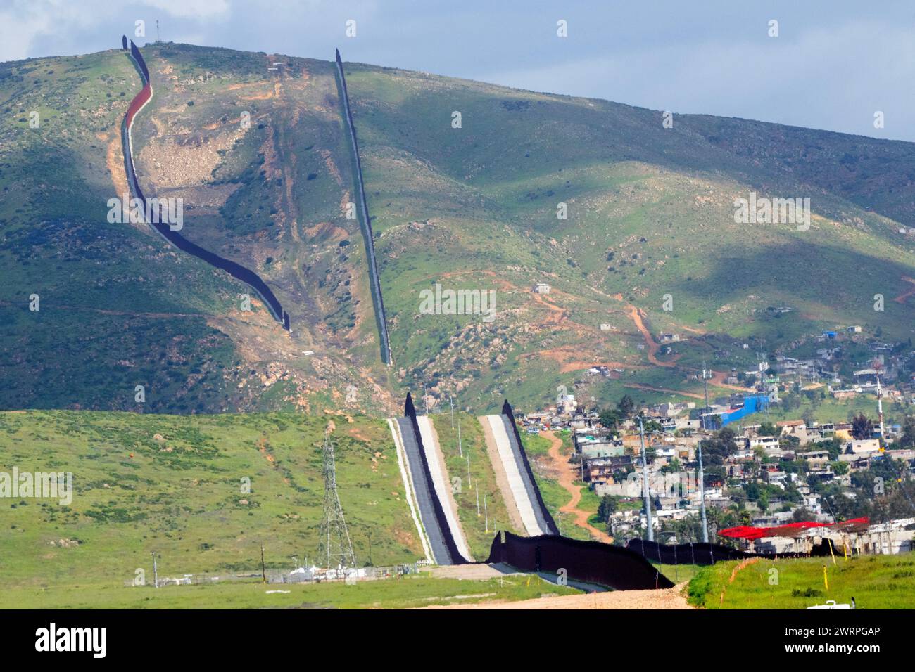 Otay Mesa, États-Unis. 12 mars 2024. Un mur frontalier secondaire séparant les États-Unis et le Mexique continue d’être construit à la frontière près d’Otay Mesa, en Californie, le mardi 12 mars 2024. Un projet de loi bipartisan sur l'immigration sénatoriale visant à régler la question de l'immigration migrante est bloqué à la Chambre en raison de la politique de l'année électorale. Photo de Pat Benic/UPI crédit : UPI/Alamy Live News Banque D'Images