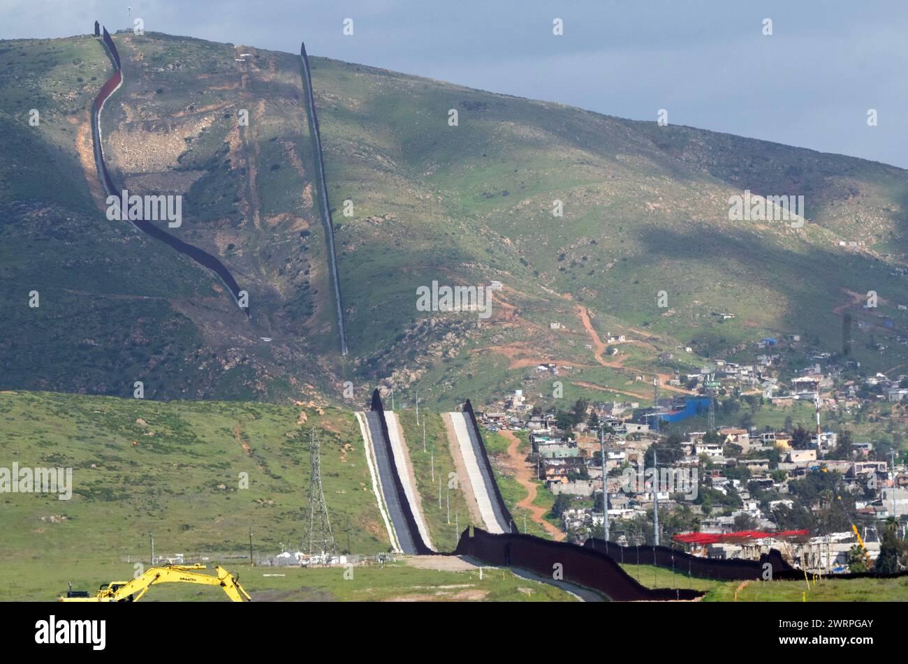 Otay Mesa, États-Unis. 12 mars 2024. Un mur frontalier secondaire séparant les États-Unis et le Mexique continue d’être construit à la frontière près d’Otay Mesa, en Californie, le mardi 12 mars 2024. Un projet de loi bipartisan sur l'immigration sénatoriale visant à régler la question de l'immigration migrante est bloqué à la Chambre en raison de la politique de l'année électorale. Photo de Pat Benic/UPI crédit : UPI/Alamy Live News Banque D'Images