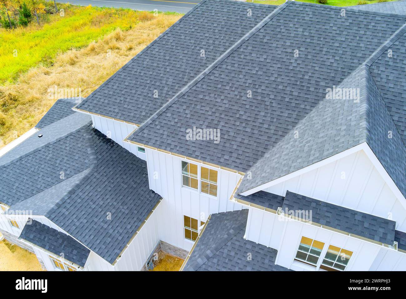 Le toit de la maison nouvellement construite est recouvert de bardeaux d'asphalte Banque D'Images