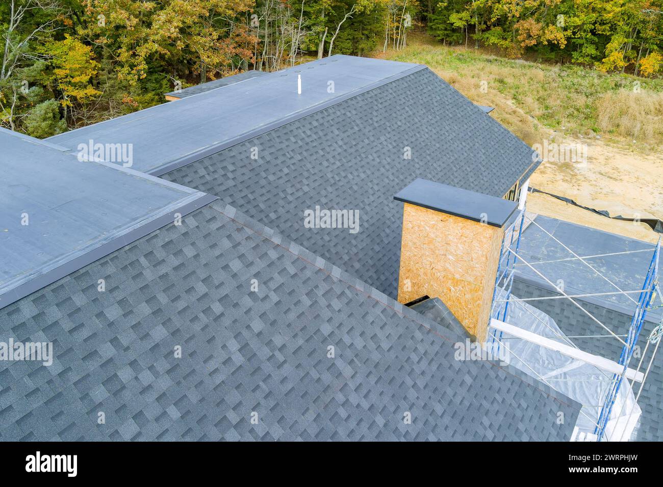 Un toit de bardeaux d'asphalte couvre le toit d'une maison nouvellement construite Banque D'Images