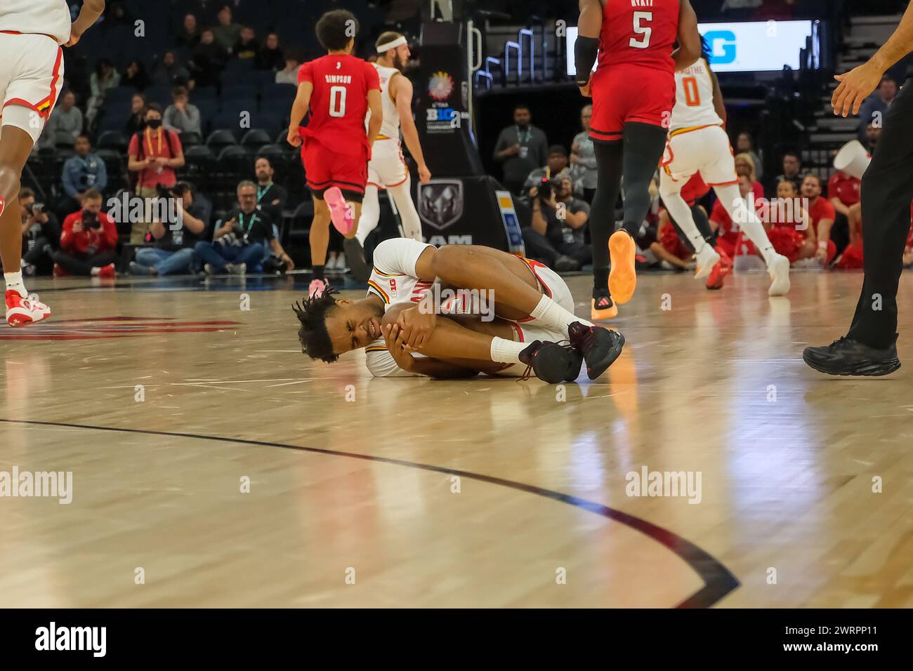 Minneapolis, Minnesota, États-Unis. 13 mars 2024. Les Rutgers Scarlet Knights gardent NOAH FERNANDES (2) (portant le numéro 55) sur le sol après un match entre le Maryland et Rutgers lors du tournoi de basket-ball masculin TIAA Big10 2024 au Target Center à Minneapolis le 13 mars 2024. (Crédit image : © Steven Garcia/ZUMA Press Wire) USAGE ÉDITORIAL SEULEMENT! Non destiné à UN USAGE commercial ! Banque D'Images