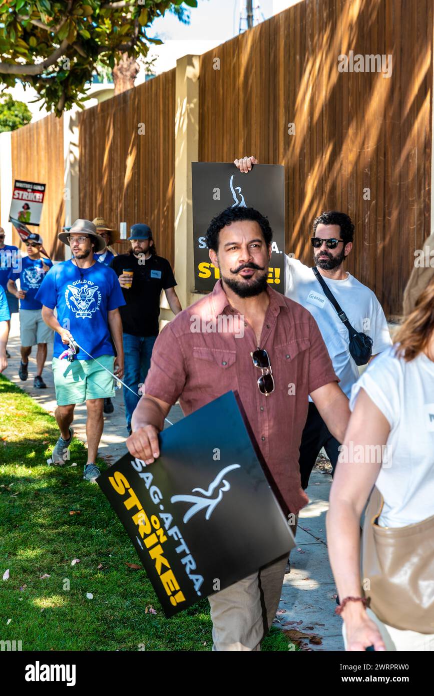 Jon Huertas et Gerardo Celasco de l'émission télévisée « This is US » frappant devant Disney Studios à Burbank, en Californie, le 14/7/202. Crédit : Erik Morgan Banque D'Images