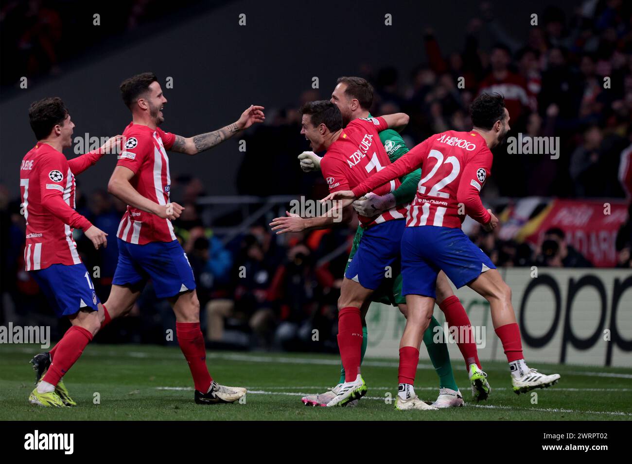 Madrid, Espagne. 13 mars 2024. Madrid, Royaume d'Espagne ; 14/03/2024.- les joueurs de l'Atletico de Madrid célèbrent sa victoire L'Atletico de Madrid bat l'Internazionale Milan en ronde 16 de la Ligue des Champions jour 2 sur 2 et passe à la phase suivante. Atletico de Madrid 2 Inter de Milan 1, résultat final Atletico gagne 3-2 aux pénalités. Antoine Griezmann 35, et Memphis de Pay 87'. Inter Federico Di Marco 33'. Crédit : Juan Carlos Rojas/dpa/Alamy Live News Banque D'Images