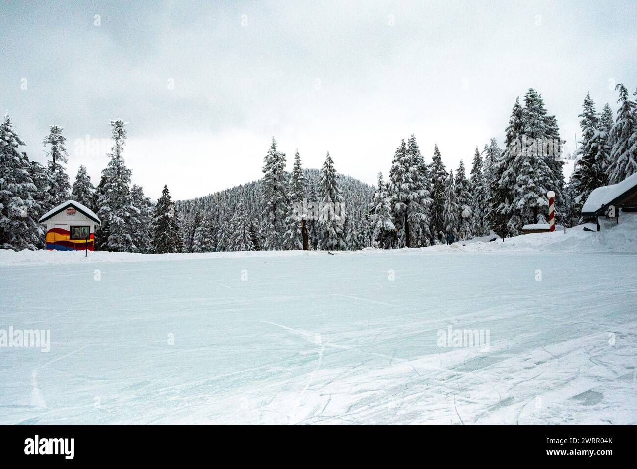 Patinoire dans les montagnes d'hiver Banque D'Images